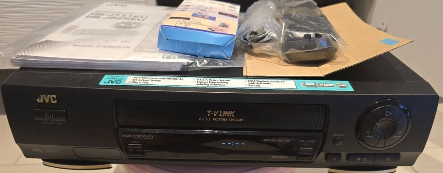 JVC Registratori: Magnétoscope JVC HR-J668EU avec telecommande – Nuovo (secondo la descrizione) da Yverdon-les-Bains venduto da maleckyFCB