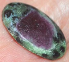 Cabochon L-1113 – Rubin Zoisit – 20x14mm
