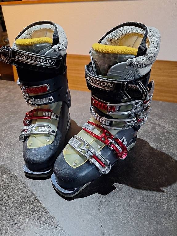 Schuhe für Jungen: Skischuhe Grösse 24 – Gebraucht aus Etziken von v.z