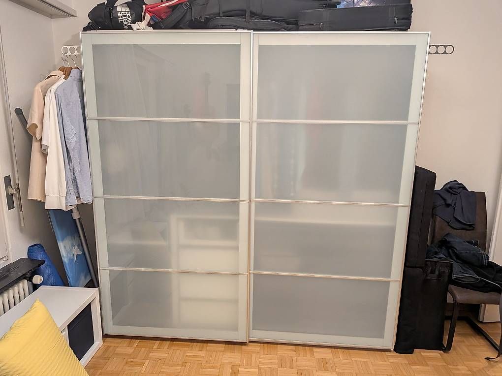 Armoires: PAX Schrank (gebraucht) 2 m Breite – D'occasion à Binningen par zwi_vf9k 1