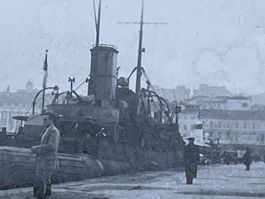 Historisches Foto: Schlepper im Hafen von Triest 1945