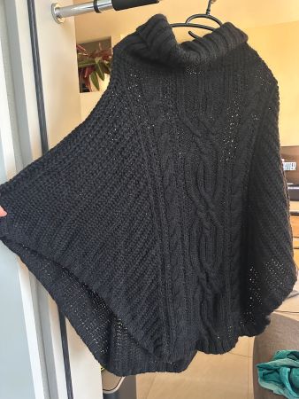 Warmer Strick-Poncho in Schwarz mit Rollkragen, super Zustan