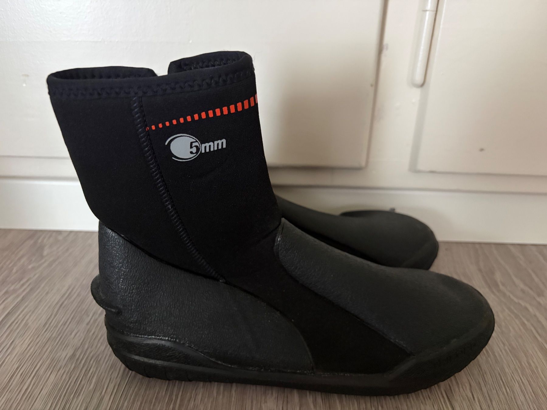 Herrenschuhe: Neoprenstiefel 5mm Grösse 42 gebraucht – Gebraucht aus Wädenswil von KikiStar