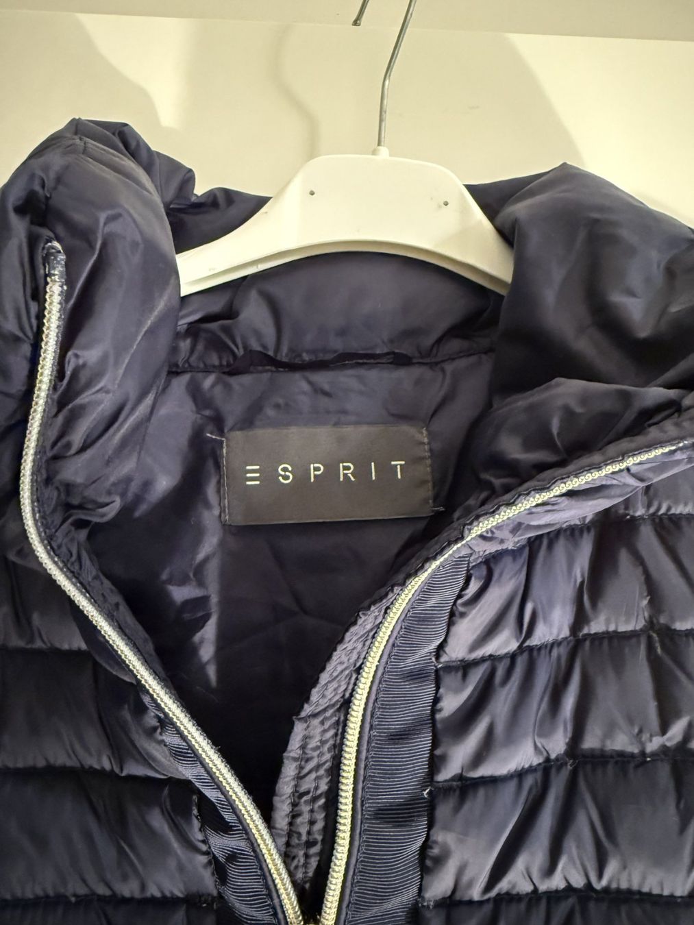 Esprit Giacche: Esprit Damen Steppjacke / Winterjacke dunkelblau Gr. S – Usato da Zürich venduto da SEDRAEN 1