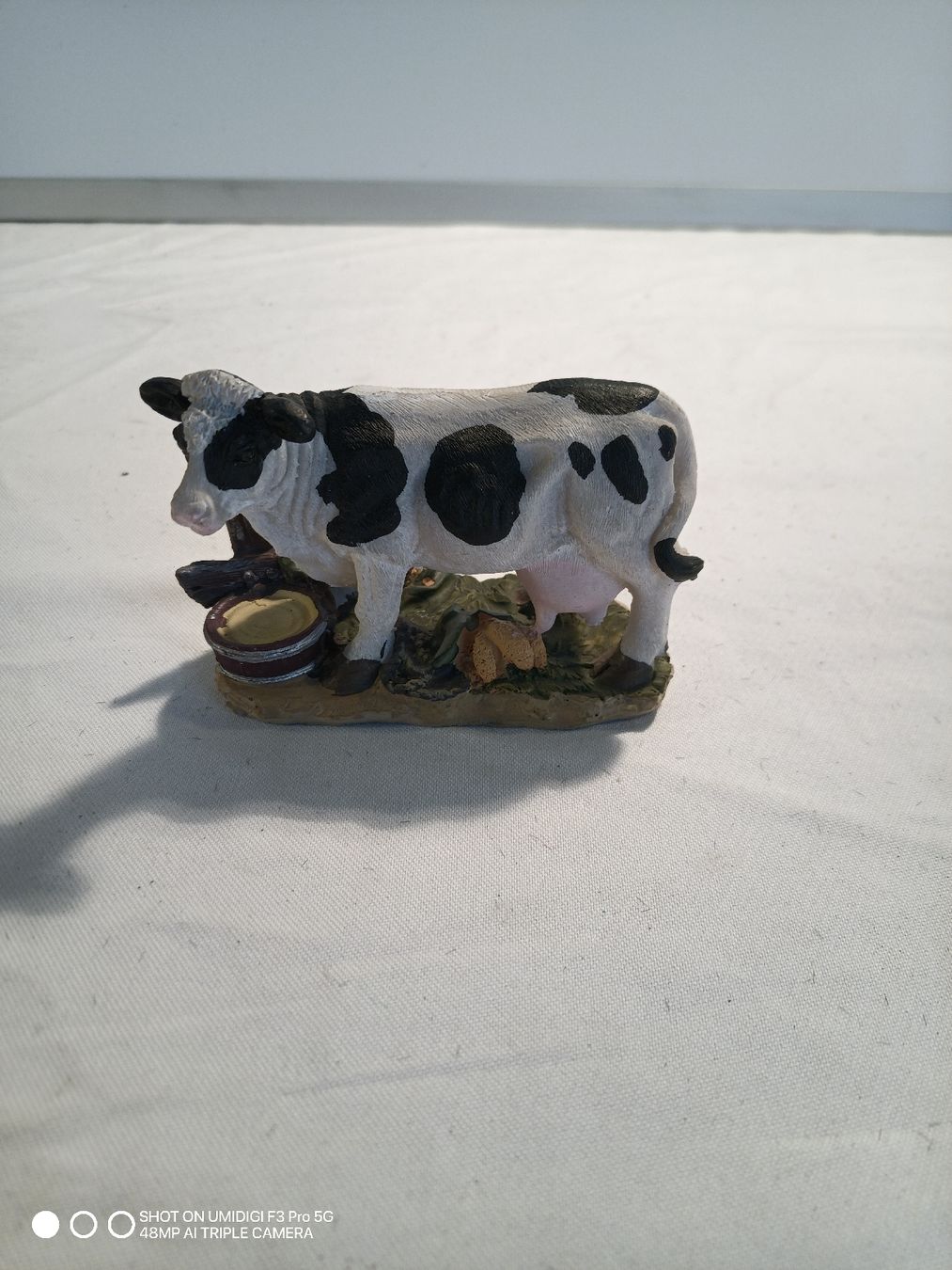 Statuette: Deko Kuh mit Eimer und Glocke  Sammlerstück  – Nuovo e nell'imballaggio originale da Aarwangen venduto da to-hirschi