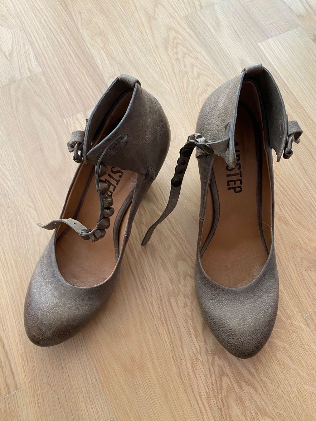 A.S.98 Scarpe da donna: Airstep A.S.98 Escarpins à brides – Usato da Clarens venduto da OptitesJoliesChoses