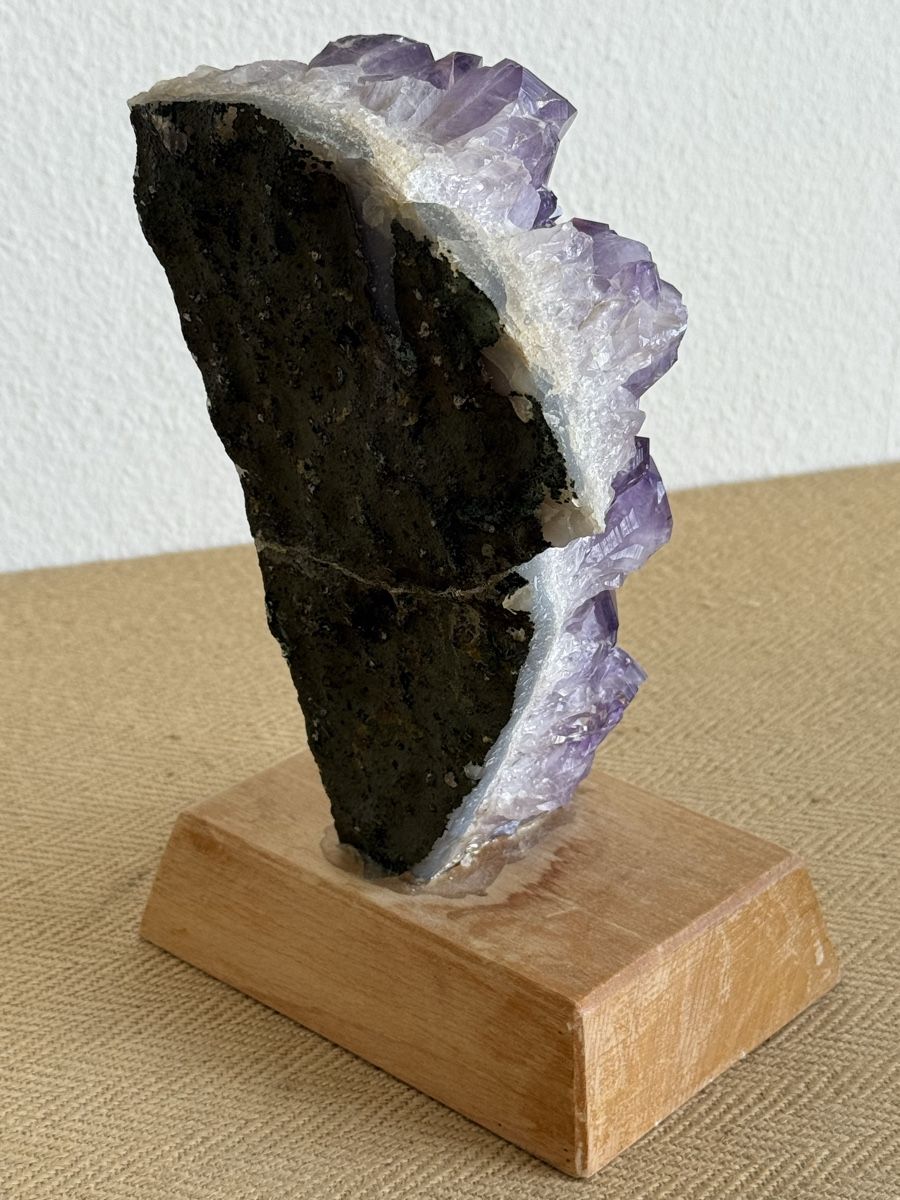 Minerali & Pietre curative: Grosse AMETHYST Geode Druse Cluster mit Holzsockel – Usato da Konolfingen venduto da petzipetz 3