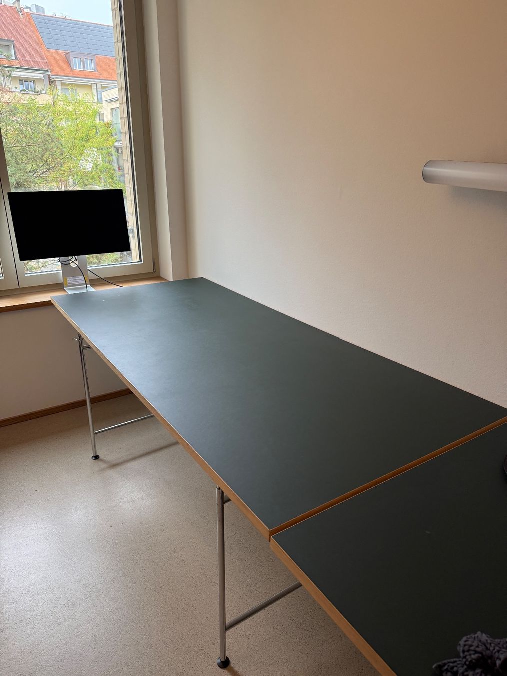 Richard Lampert Tische: Richard Lampert Eiermann-Tisch mit Linoleum-Tischplatte – Gebraucht aus Bern von miro-co. 1