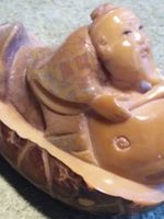Signiertes Netsuke, Mönch reitet Wal, Japan