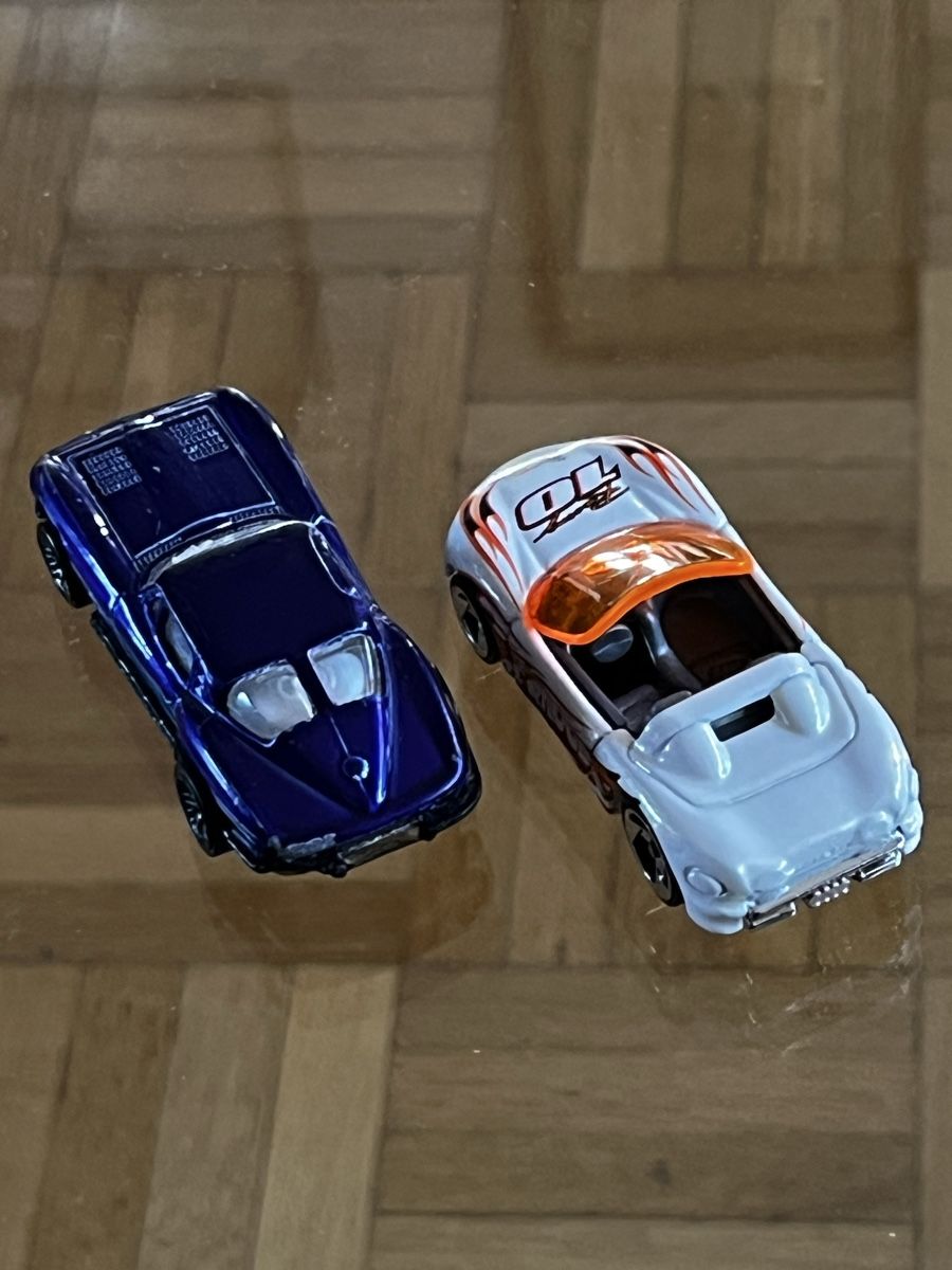 Hot Wheels Modellautos: Zwei Chevrolet Corvette Stingray in Matchbox Grösse – Gebraucht aus Basel von EdiEberle