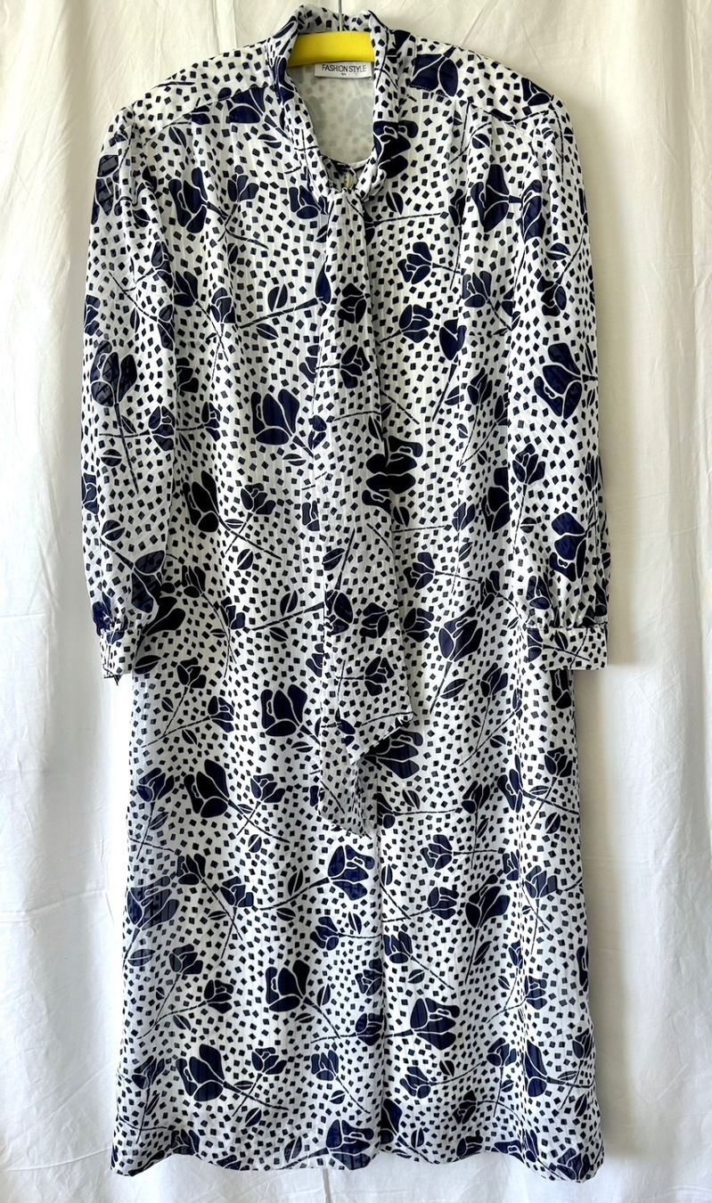 Vestiti: Weiss-blau gemustertes Kleid mit Schalkragen – Usato da Oberrieden venduto da pet_n2c2