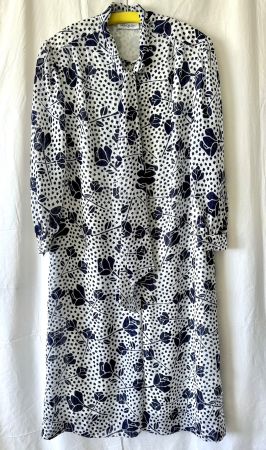 Weiss-blau gemustertes Kleid mit Schalkragen