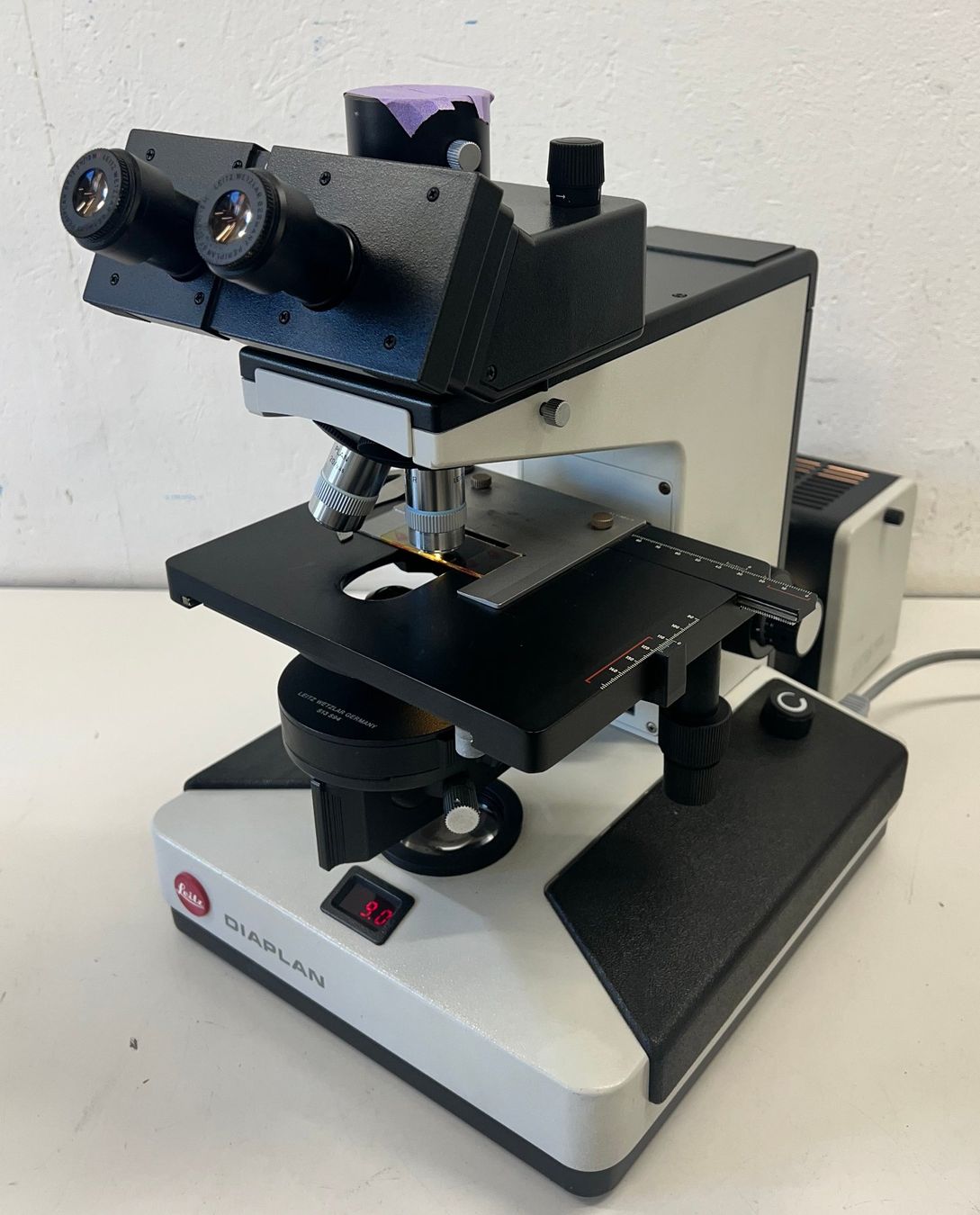 Accessori da laboratorio: Leitz Diaplan Binokularmikroskop mit Kameratubus. – Usato da Niederdorf venduto da LeptonAG_Labor