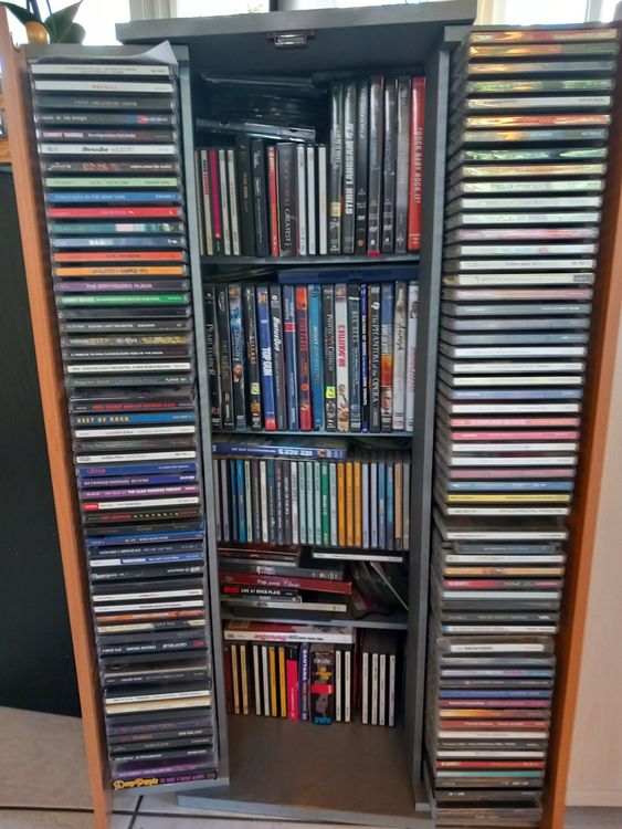Diverse CD's-Videos inkl.Möbel | Kaufen auf Ricardo