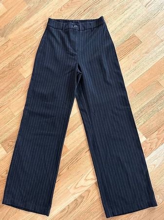 Bershka Anzugshose baggy. Gestreift schwarz/weiss. Gr. 36.