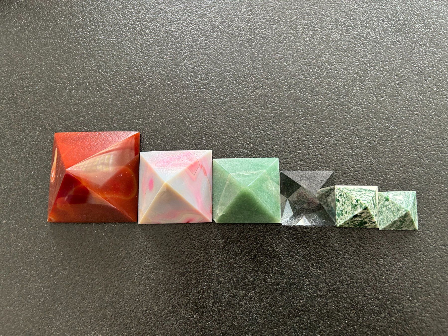 Pietre preziose: 6 Edelstein Pyramiden, Chakra Steine Set – Usato da Root venduto da Mpcshop 1