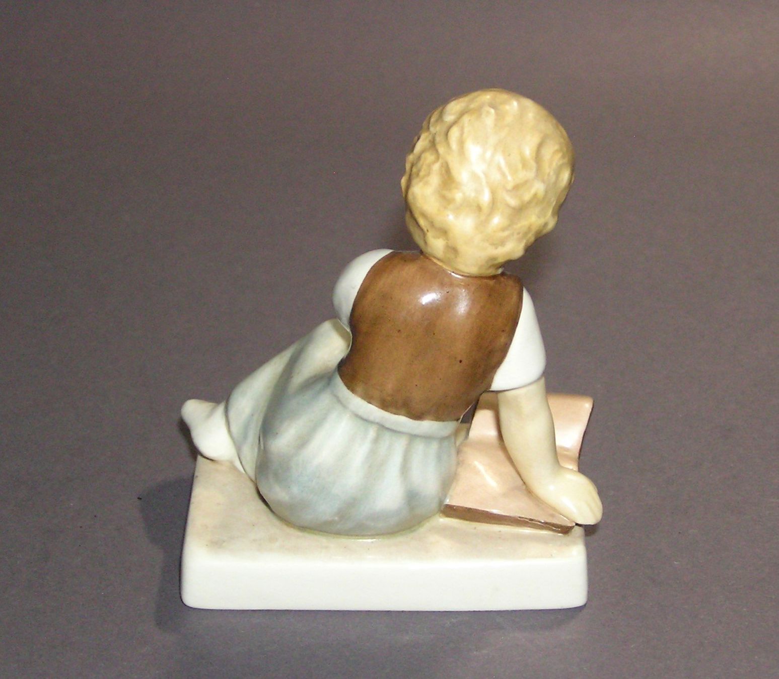 Statuette: GOEBEL FIGUR MÄDCHEN MIT HASE 1984 – Usato da Grenchen venduto da Antique-hunter 2