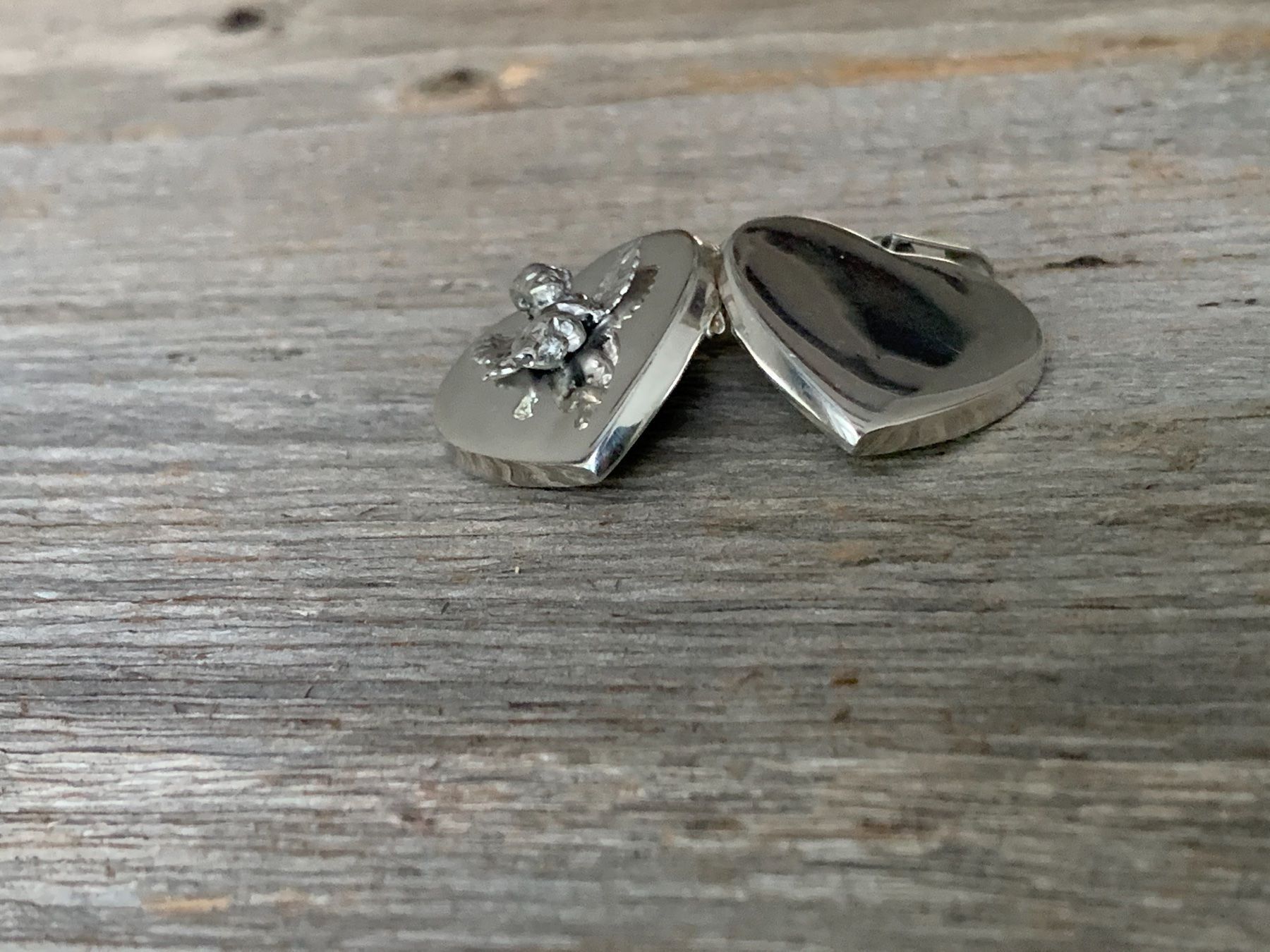 Ciondoli: Medaillon mit Engel Sterling Silver 925 Herz Amulett – Nuovo (secondo la descrizione) da Bern venduto da Jiffy 9