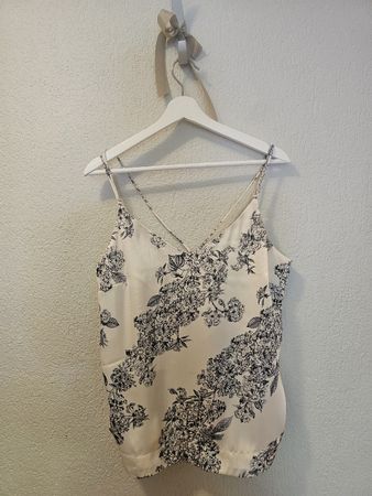 Sommerliches Satintop mit Blumenmuster, Grösse M 