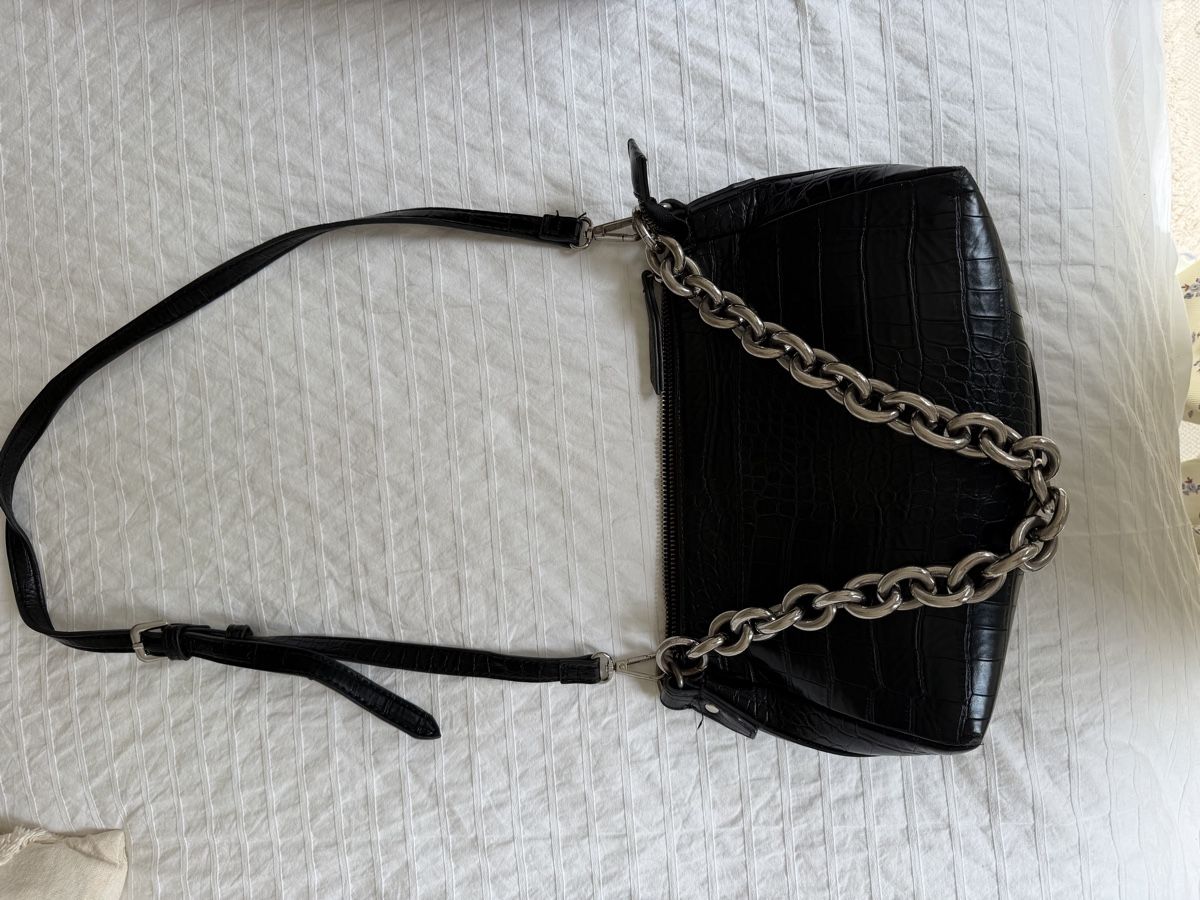 Borse da donna: Schwarze Umhängetasche mit Kette – Usato da Ostermundigen venduto da sil_kcw2