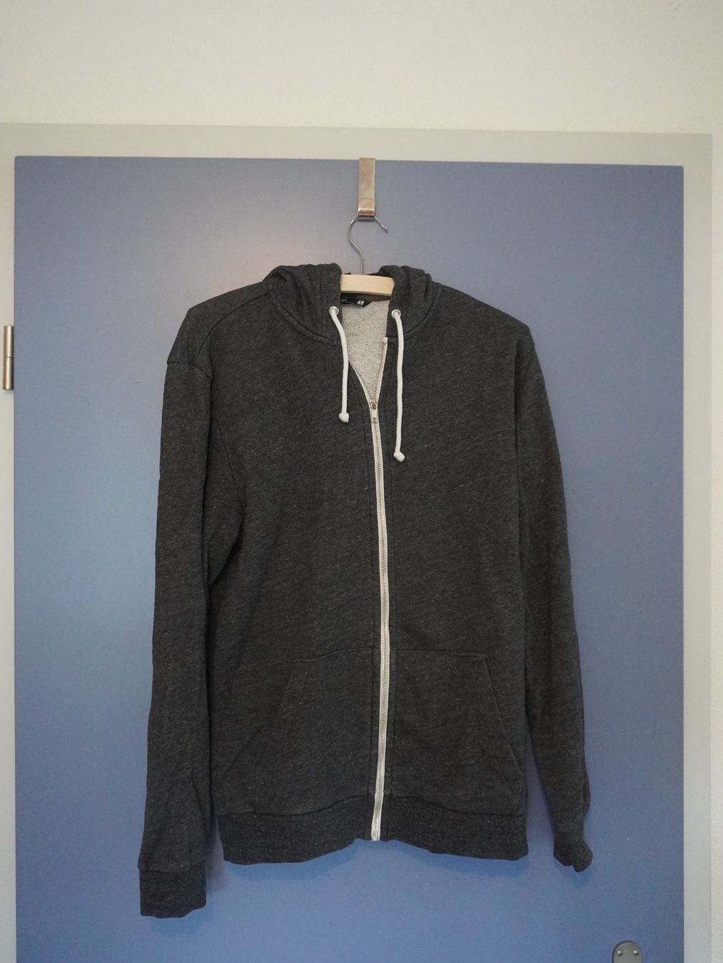 H&M Maglioni & Felpe: Kapuzenpullover H&M schwarz – Usato da Bern venduto da NilsMosi