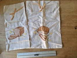2 Brotsäcke, 1 Tischläufer aus Leinen, bestickt