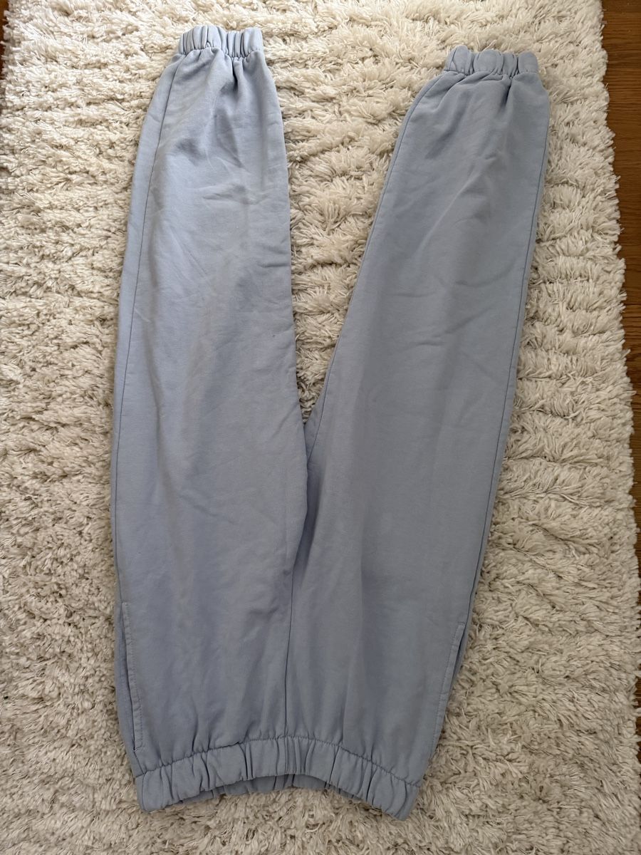 Brandy Melville Pantaloni: Graublaue Jogginghose von Brandy Melville – Nuovo (secondo la descrizione) da Münchenstein venduto da mia_bm9b