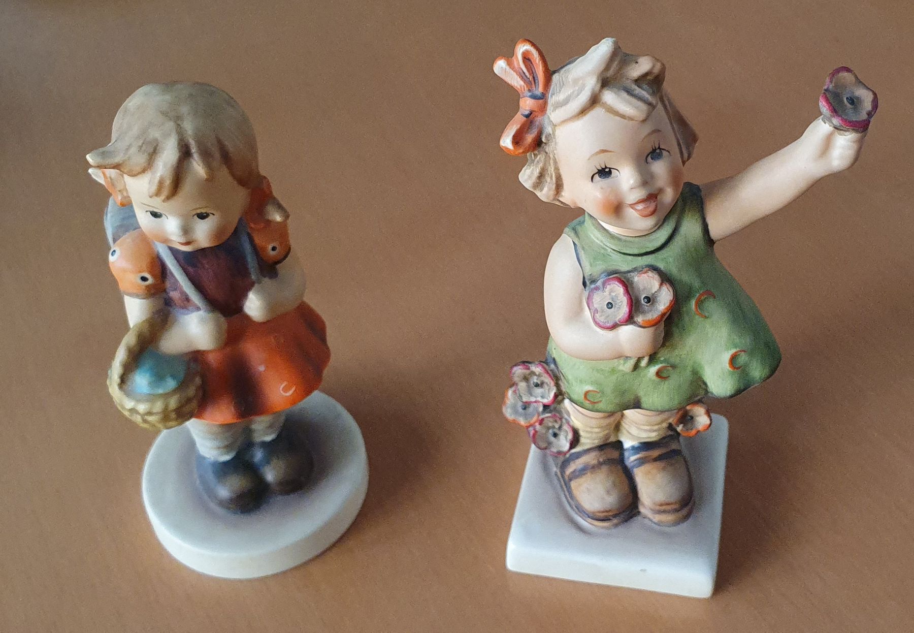 Hummel Statuette: 2 süsse Goebel Figuren, Mädchen mit Blumen & Schulmädchen – Usato da Kreuzlingen venduto da Rschweiz1