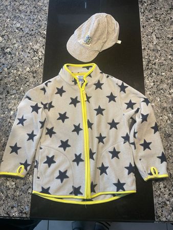 Fleece Jacke mit Sternen + Kappe, Grösse 110