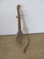 Altes Saiteninstrument mit Bogen aus Holz verziert Gusle