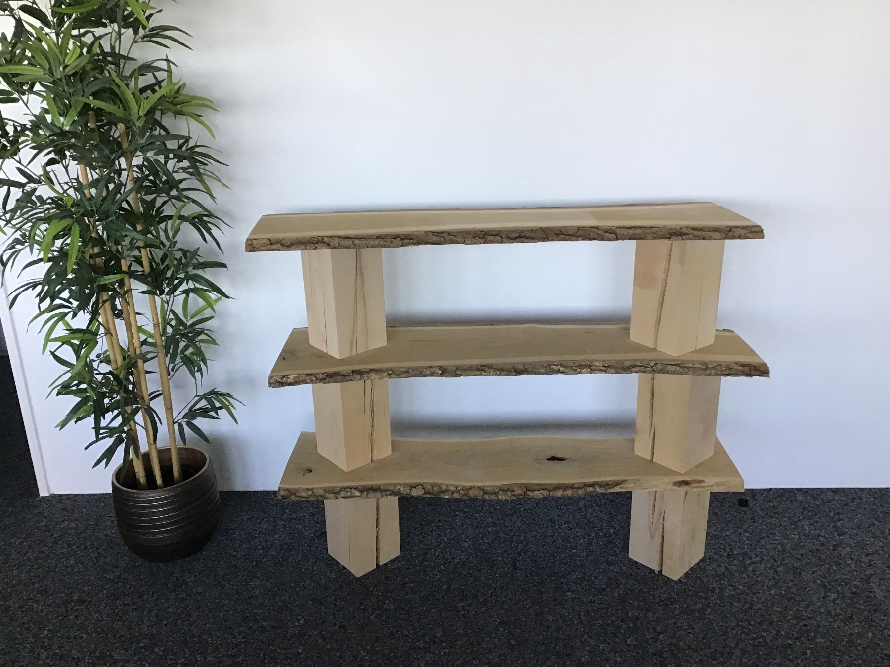 Scaffali: Modulares Regal Baumkante + Massivholzblock Eiche – Usato da Hünenberg venduto da Electron0