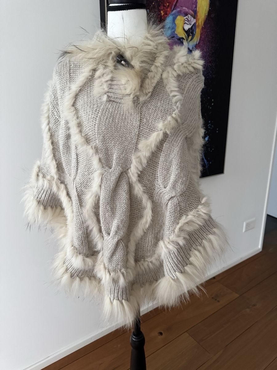 Maglioni & Felpe: Strickponcho mit Echter Pelz Marke  BomBoogie – Nuovo (secondo la descrizione) da Buchs ZH venduto da Automatic007