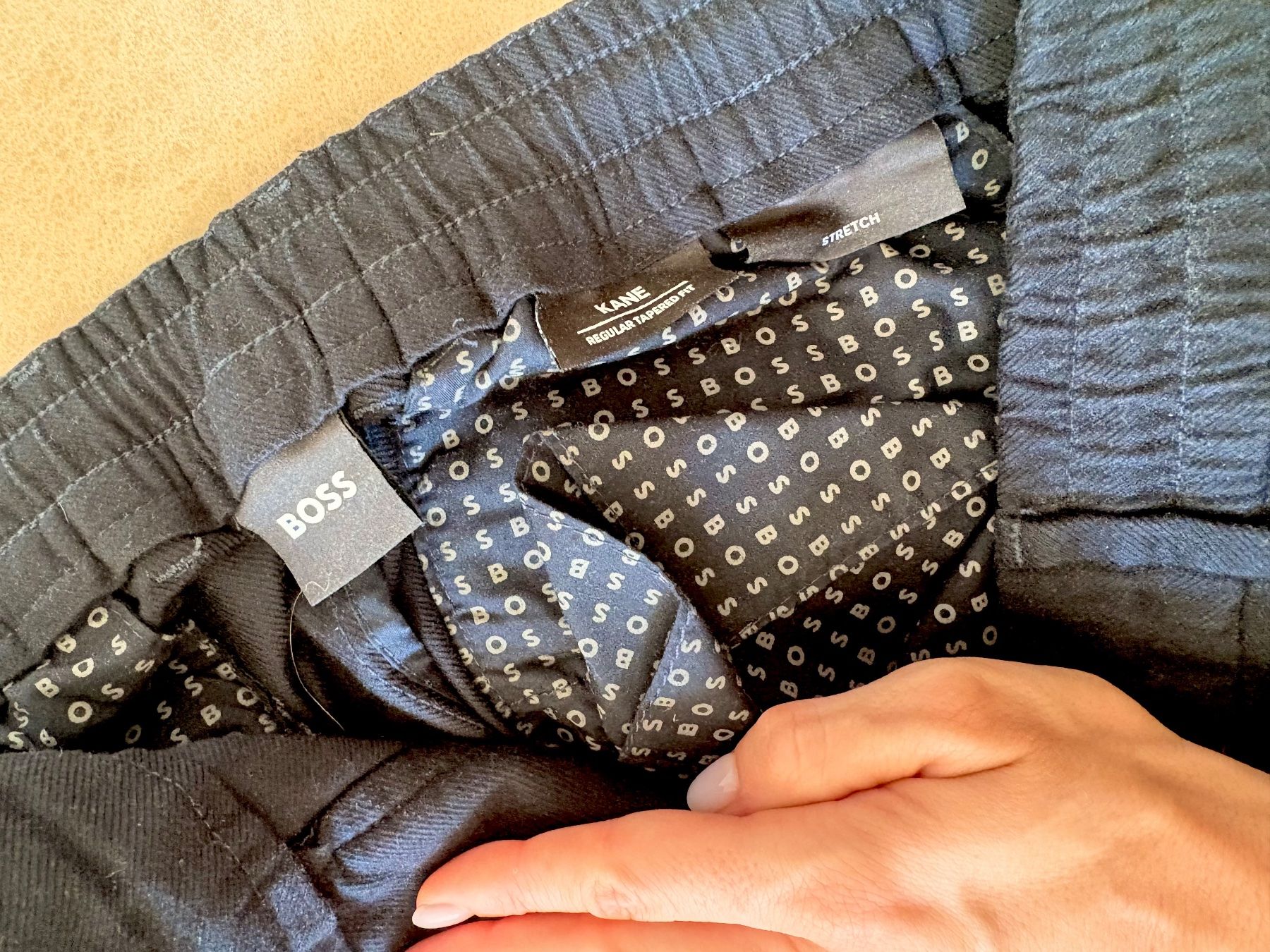 Hugo Boss Pantaloni: Hugo Boss Kane Regular Tappered Fit – Nuovo (secondo la descrizione) da Bern venduto da saendi95 2