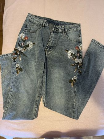 Stylische Damenjeans mit Blumenprint – Grösse 38 -NIE BENUTZ