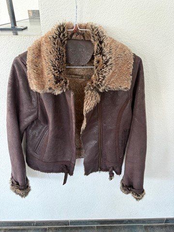 Guess Jacken & Mäntel: Guess Mädchen Lederjacke mit Fell – leichte Winterjacke – Gebraucht aus Mehlsecken von Helly21