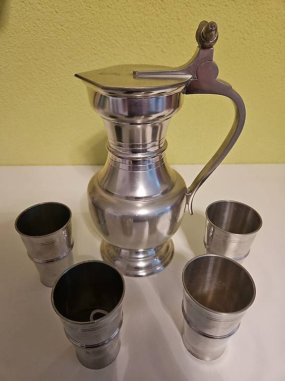 Carafes: Zinnkrug mit 4 Becher – Neuf (Voir description) à Ennetbürgen par Kondor1950