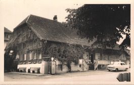 Bauernhaus mit Shell Tankstelle mit Oldtimer, Kanton Bern?