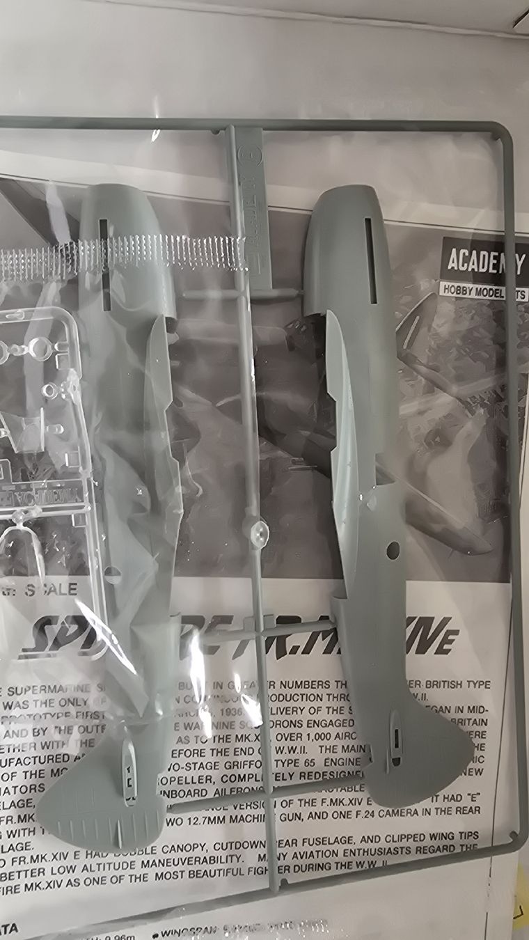 Academy Modellbausätze & Standmodelle: Modellbausatz Spitfire FR.Mk.IXE Academy 1/48 gebraucht – Neu und originalverpackt aus Balsthal von cri_8tqn 2