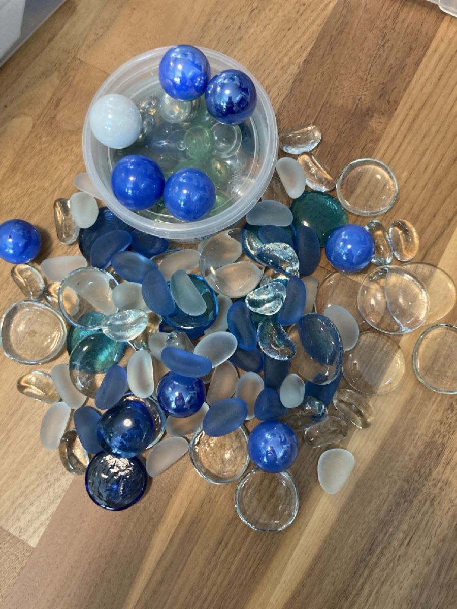 Tutte le decorazioni: Dekosteine weiss und blau – Usato da Selzach venduto da SB09