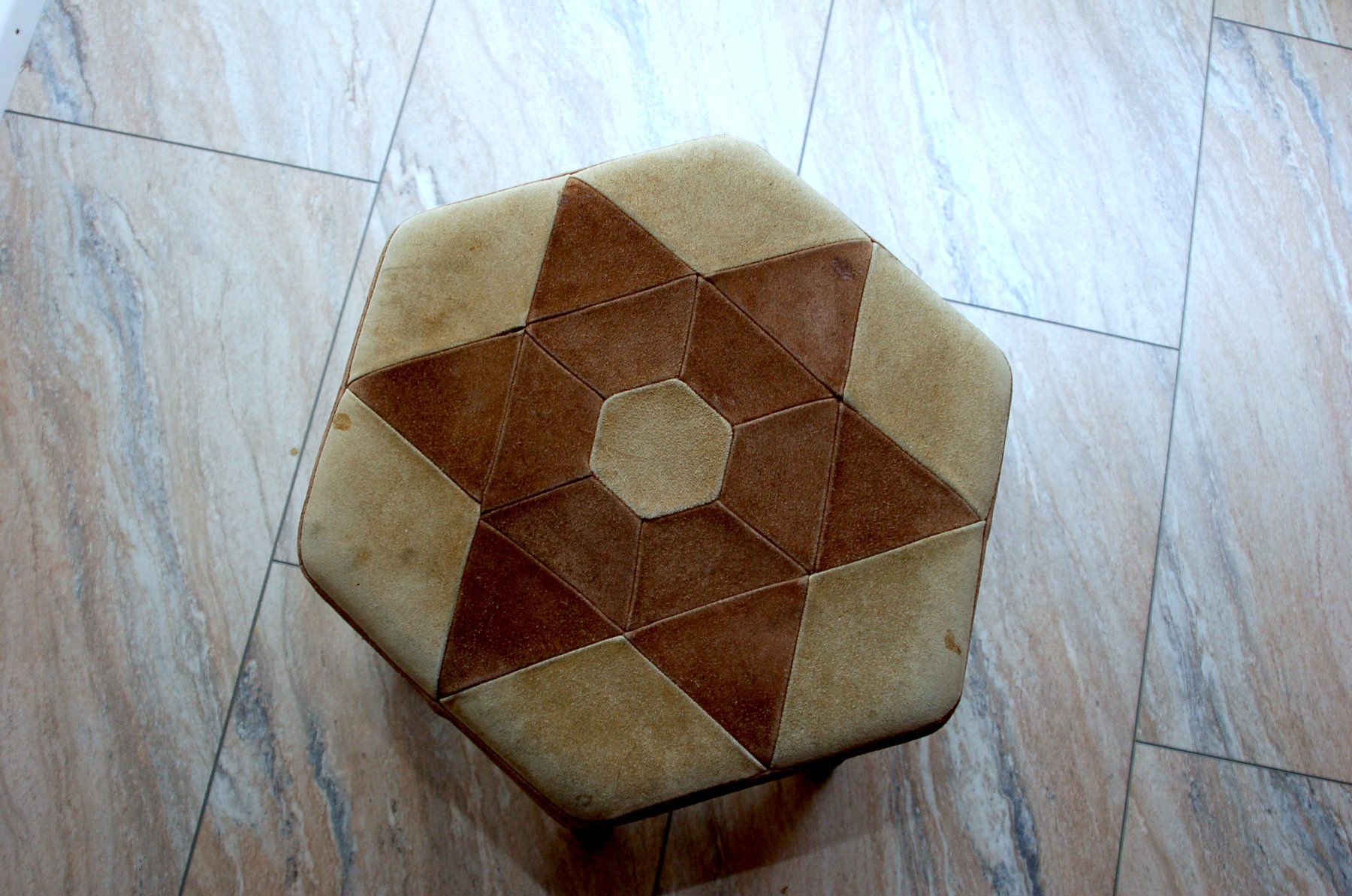 Hocker: Lederhocker mit Holzbeinen – Gebraucht aus Zeiningen von dor_k786