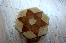 Lederhocker mit Holzbeinen