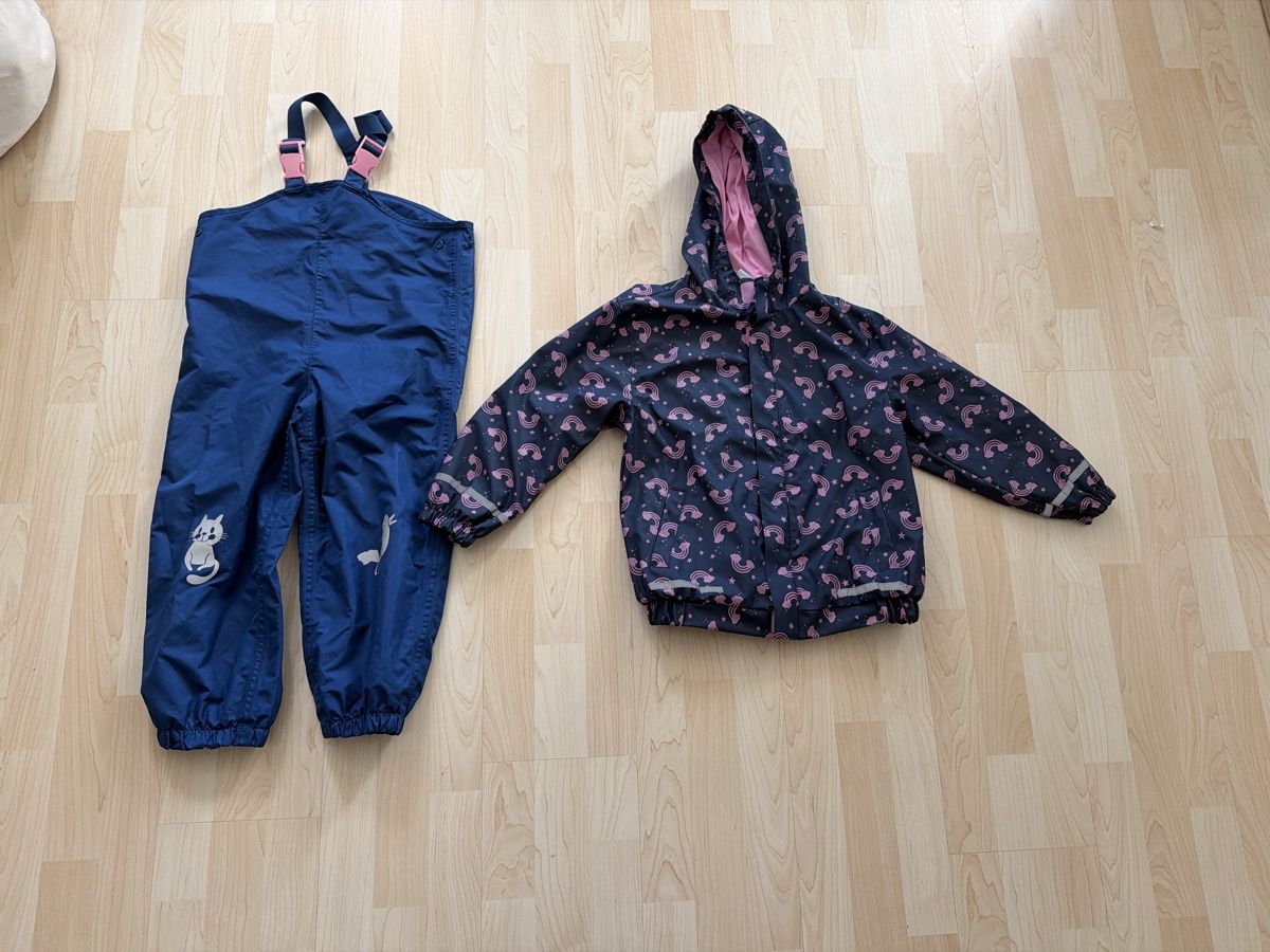 Ensembles coordonnés: Mädchen Regenset Grösse 110/116 – D'occasion à Samedan par Tiina__93