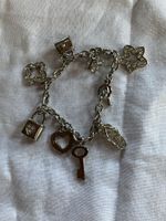Silberfarbenes Bettelarmband mit 8 Charms