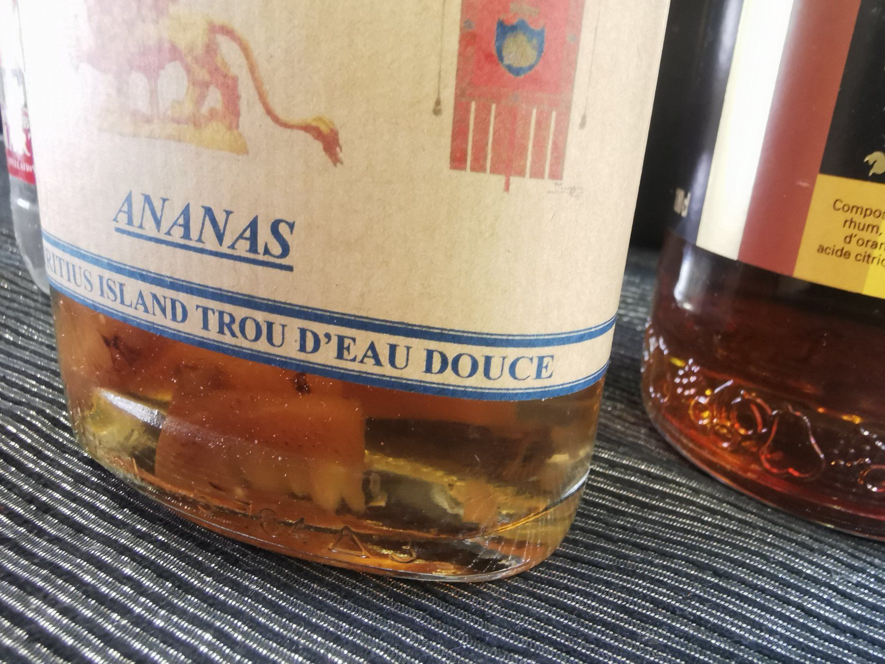 Bevande alcoliche: 3 BOUTEILLES MIXTE RHUN ENTAMÉES – Usato da Genève venduto da Leboucheoreilles 3