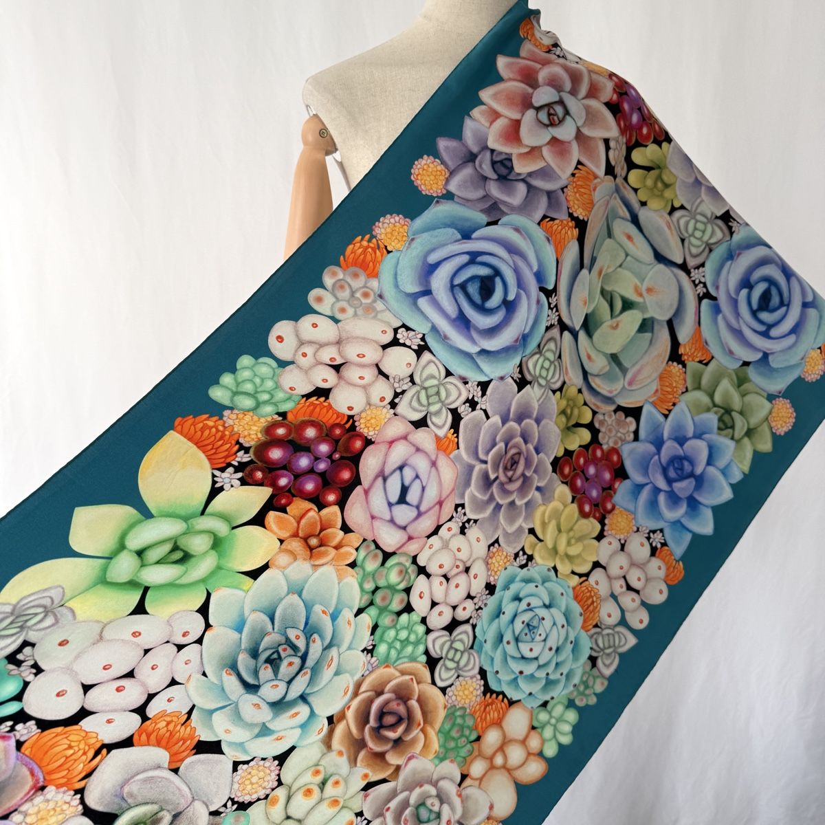 Fabric Frontline Foulard & Sciarpe: FABRIC FRONTLINE Satin Silk Scarf – Usato da Emmen venduto da Avviivva_Com2023 3