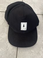 Schwarze Cap mit Baum-Logo, Grösse ist verstellbar.