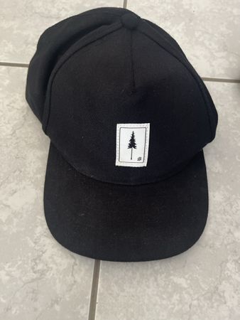 Schwarze Cap mit Baum-Logo, Grösse ist verstellbar.