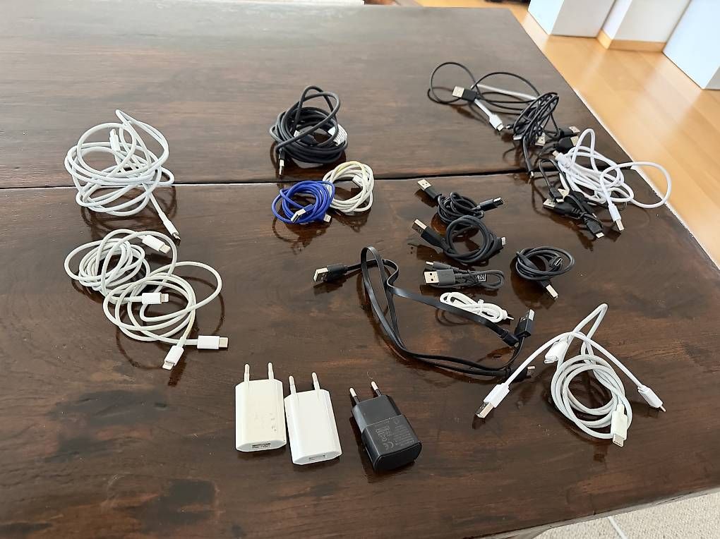 Câbles: Verschiedene Kabel, USB, Lightning, USB C und mini USB – D'occasion à Uster par vingapo