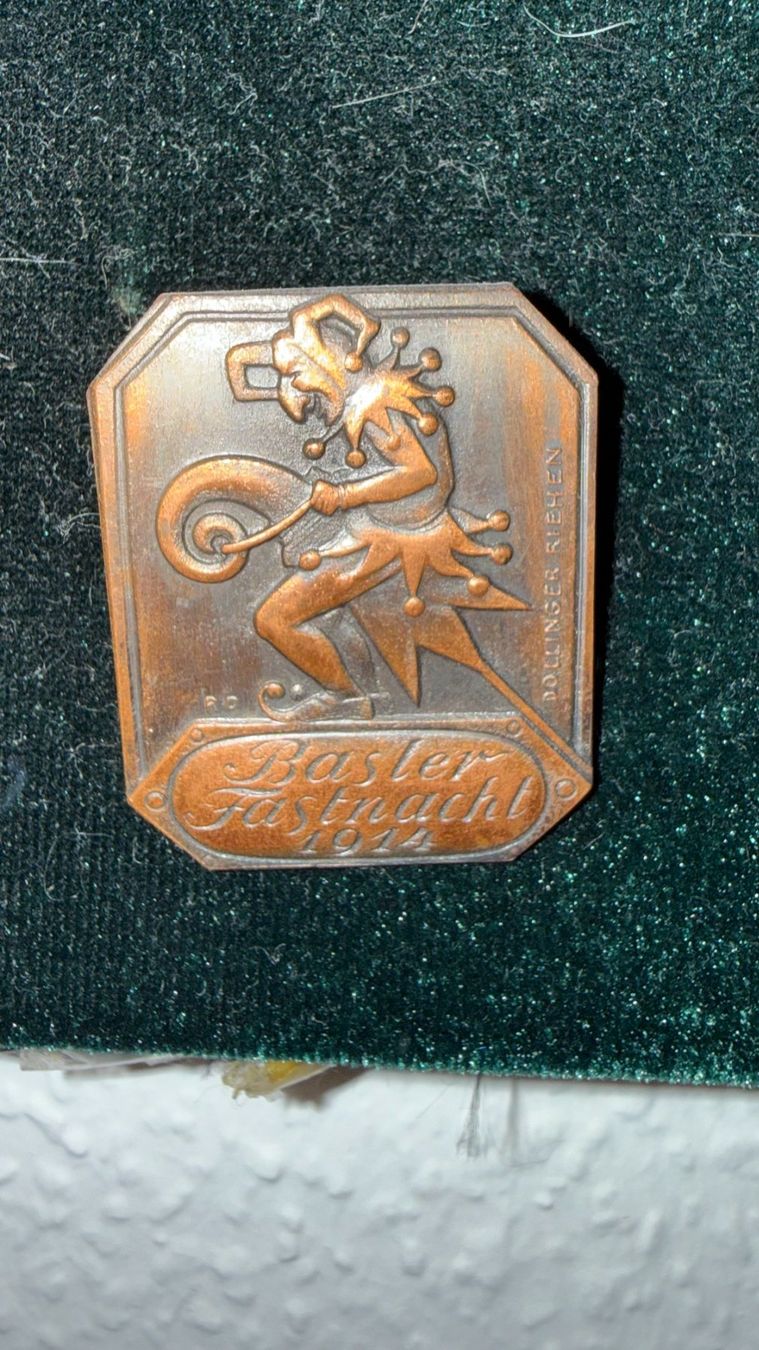 Plaketten & Abzeichen: Fasnacht Basel Plakette 1914 – Gebraucht aus Arlesheim von Slow