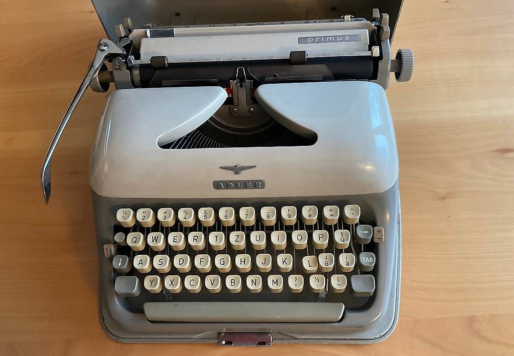 Macchine da scrivere: Alte Schreibmaschine von Adler – Usato da Laufen venduto da Babouche4242
